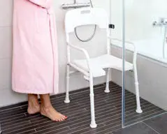 Aluminium-Duschstuhl
mit Armlehnen und Rückenlehne